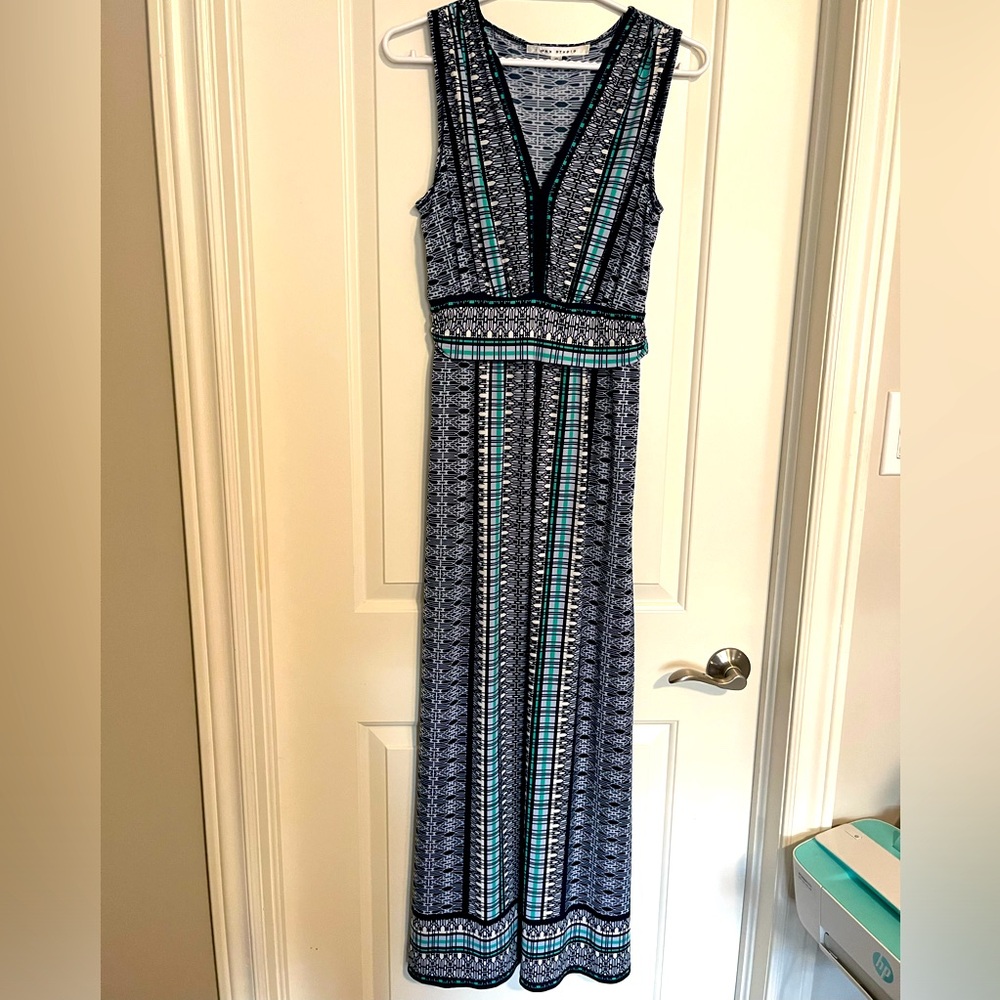 MAX STUDIO Stunning sleeveless maxi dress in blue pattern.  Size M